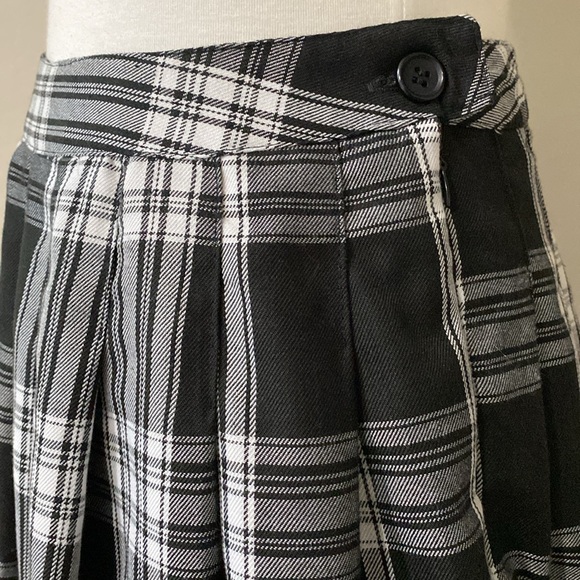 Forever 21 Black and White Plaid Skirt, Size Small - Picture 2 of 7